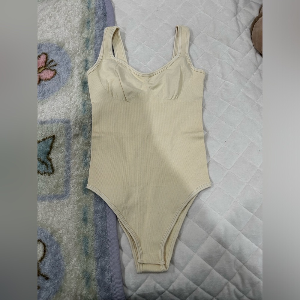 OQQ Women’s Bodysuit (Shape-wear)
Size: S